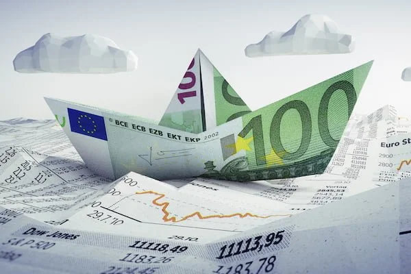 Euro-Papierschiff im Börsen-Meer